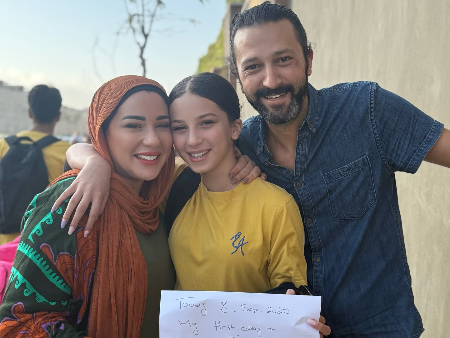 اسما شريف منير مع ابنتها وزوجها السابق