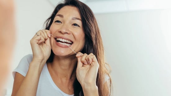 استخدام خيط الأسنان استخدام خيط الأسنان