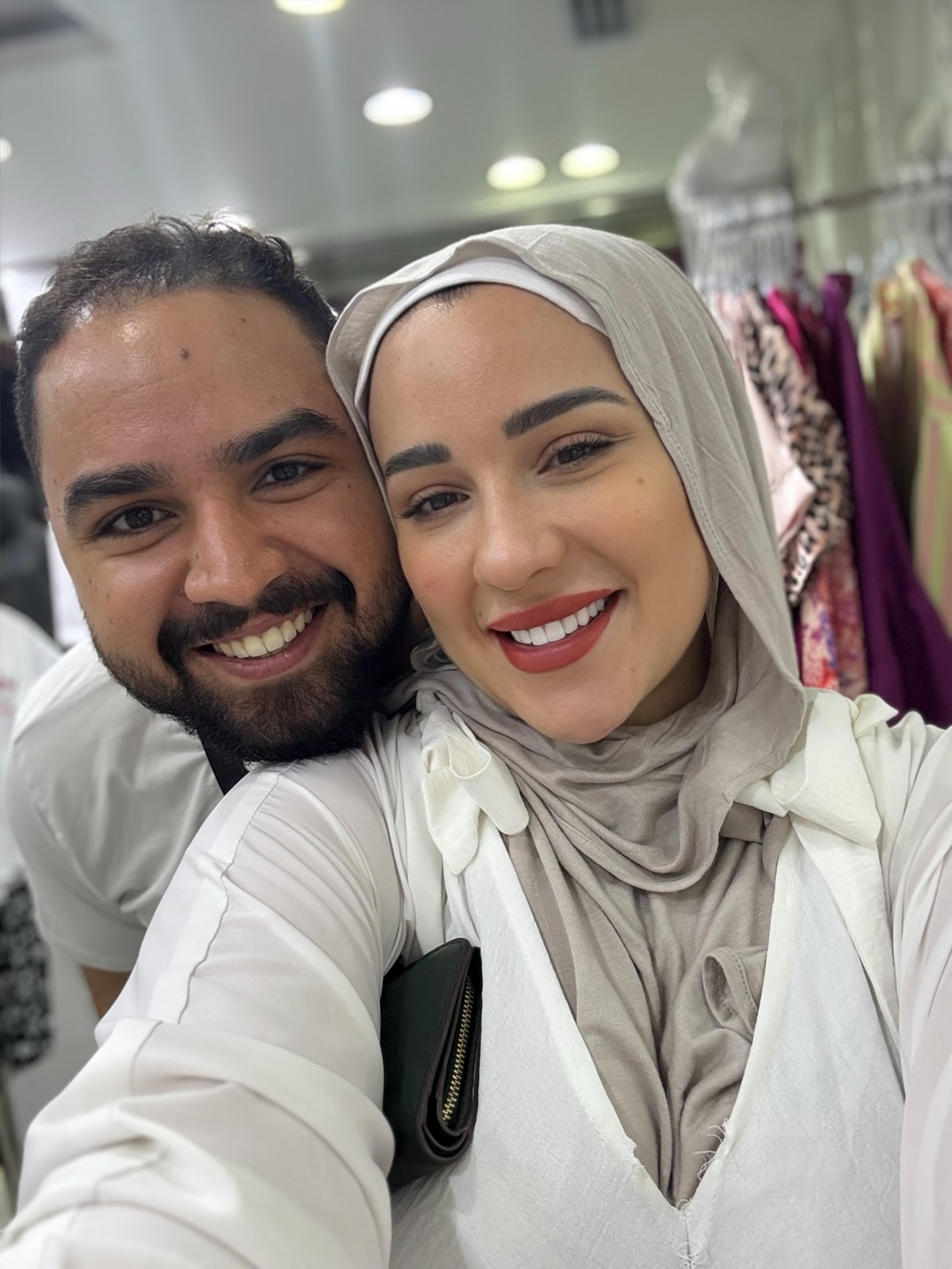 اسما شريف منير مع زوجها بعد ارتدائها الحجاب