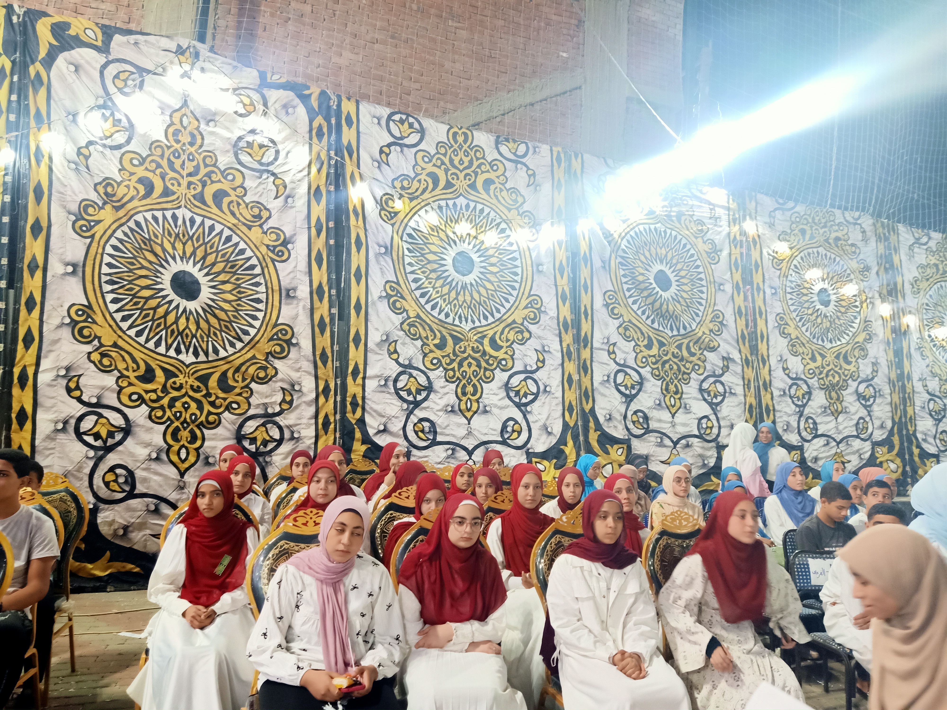 المكرمين المكرمين