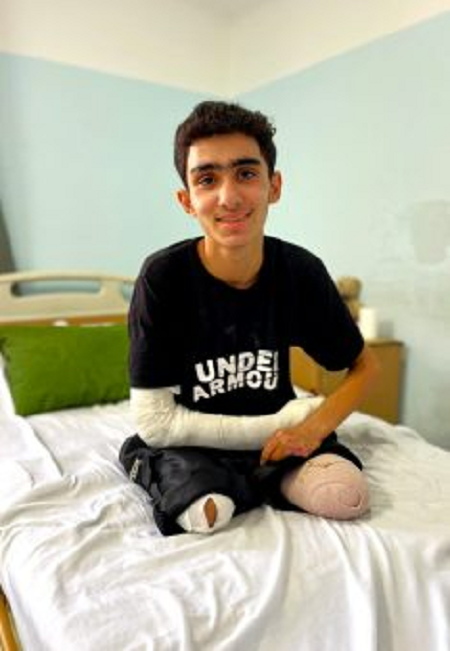 أحمد الغلبان بعد أن بترت أطرافه السفلية