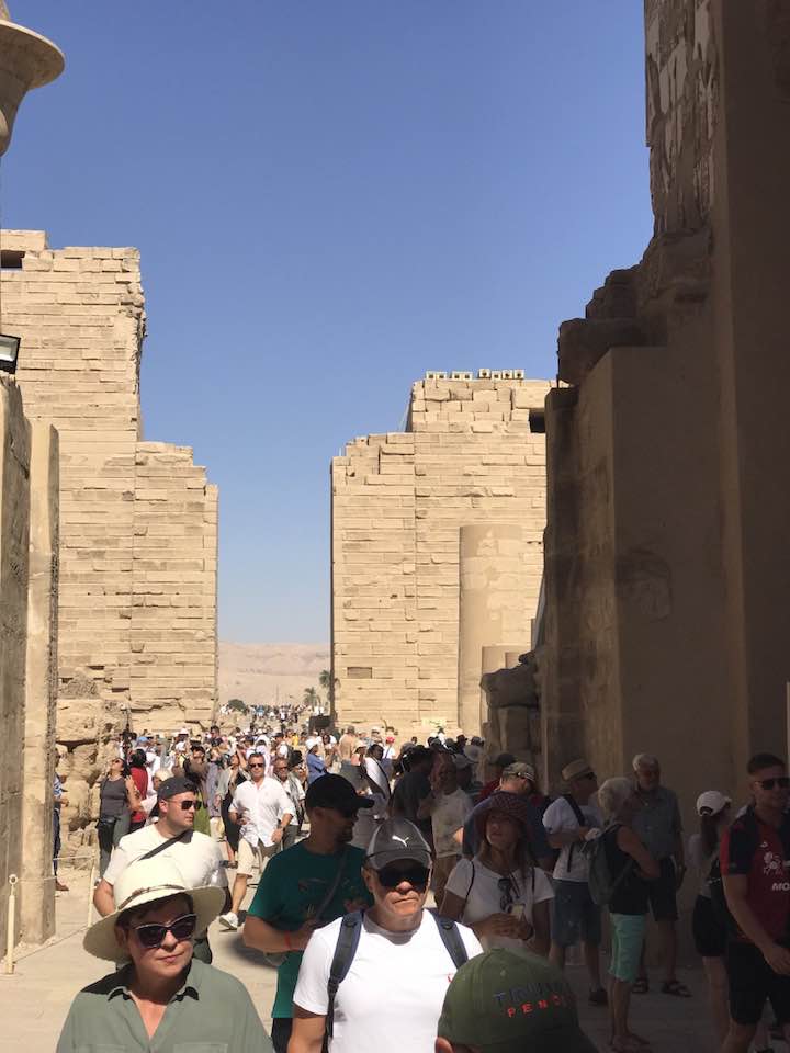 إقبال الأفواج السياحية من حول العالم على معابد الأقصر