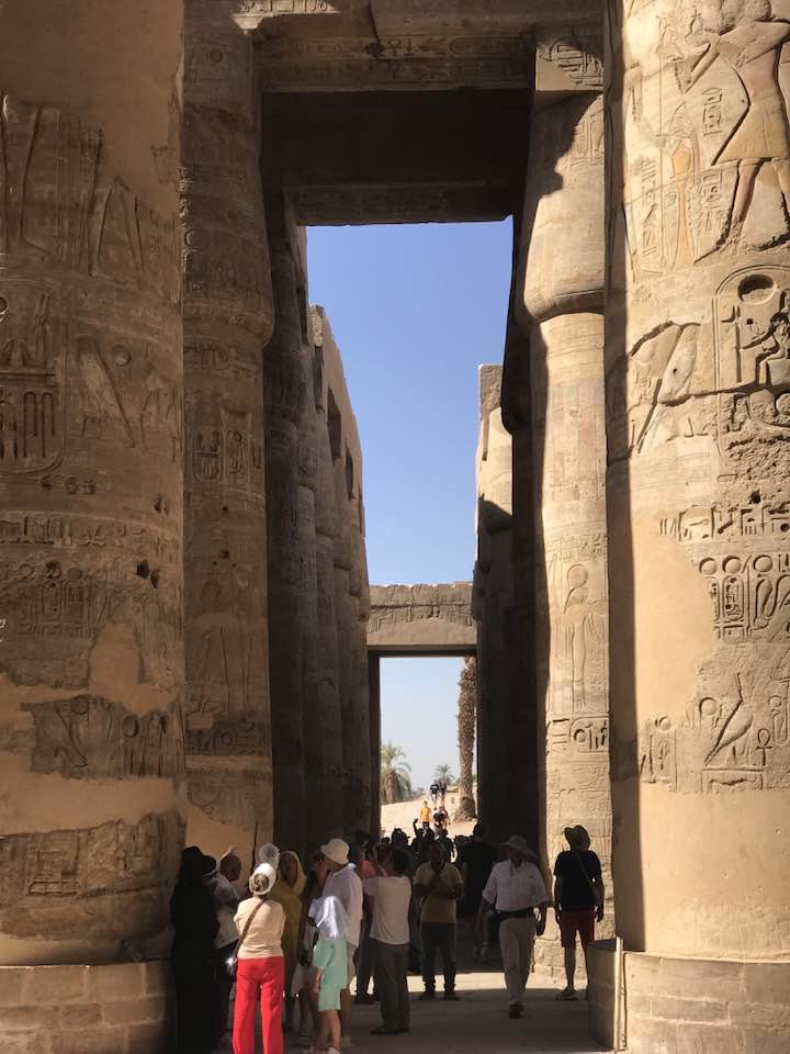 السياح يستمتعون بزيارات صالة الأعمدة الكبرى بالكرنك