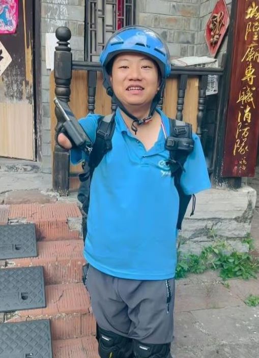 رجل توصيل طلبات للمنازل بلا ذراعين