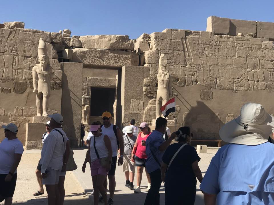 الأفواج السياحية لدي استماعهم لشرح المرشدين بالمعابد