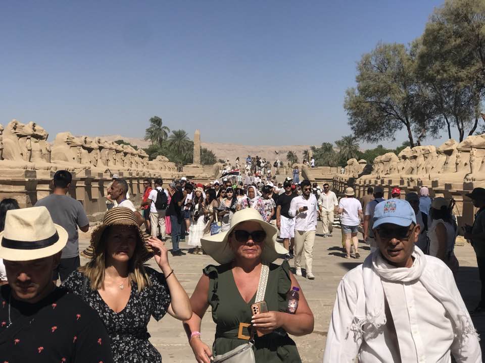 إقبال مميز من سياح العالم بين الكباش فى معابد الكرنك