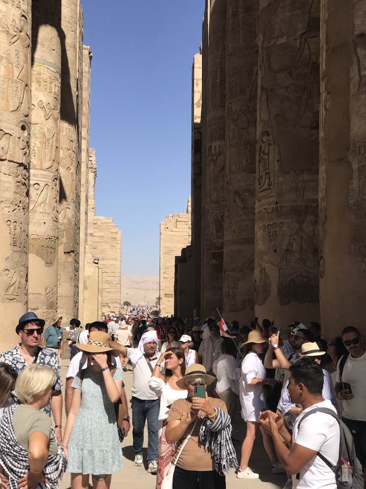 الأفواج السياحية خلال رحلاتهم بين جدران المعابد