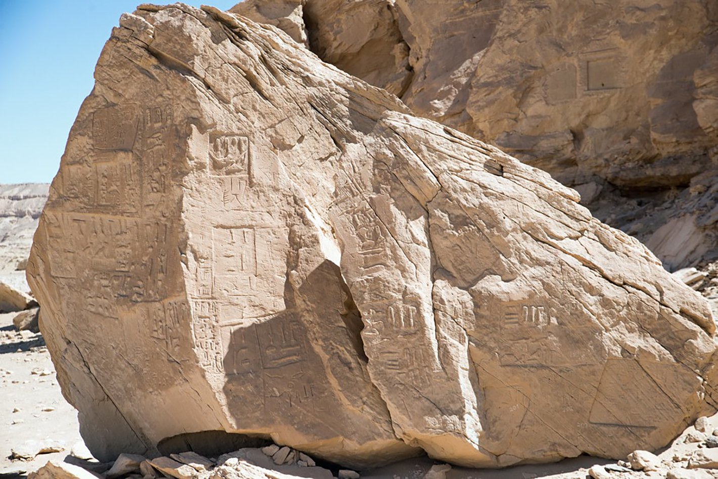 الصخور المنقوشة الصخور المنقوشة