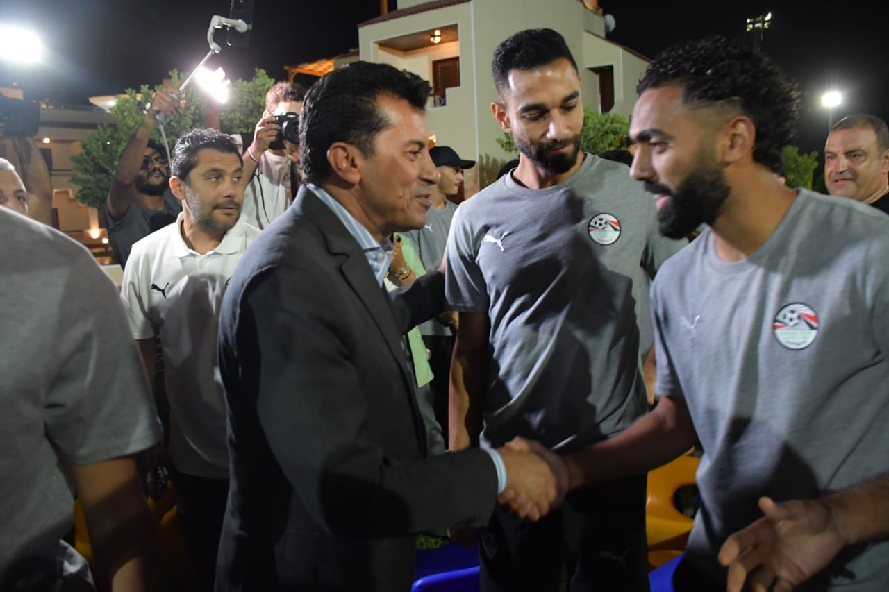 حسين الشحات يتلقى التحية من وزير الشباب والرياضة