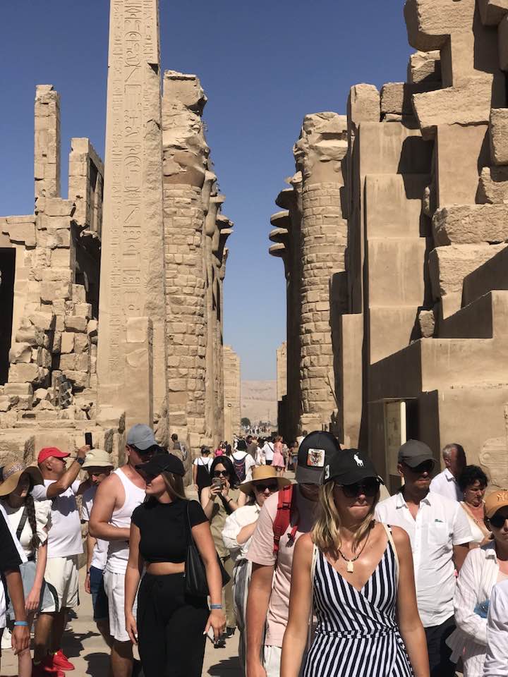توافد سياح العالم بين صالة الأعمدة الكبرى بالكرنك