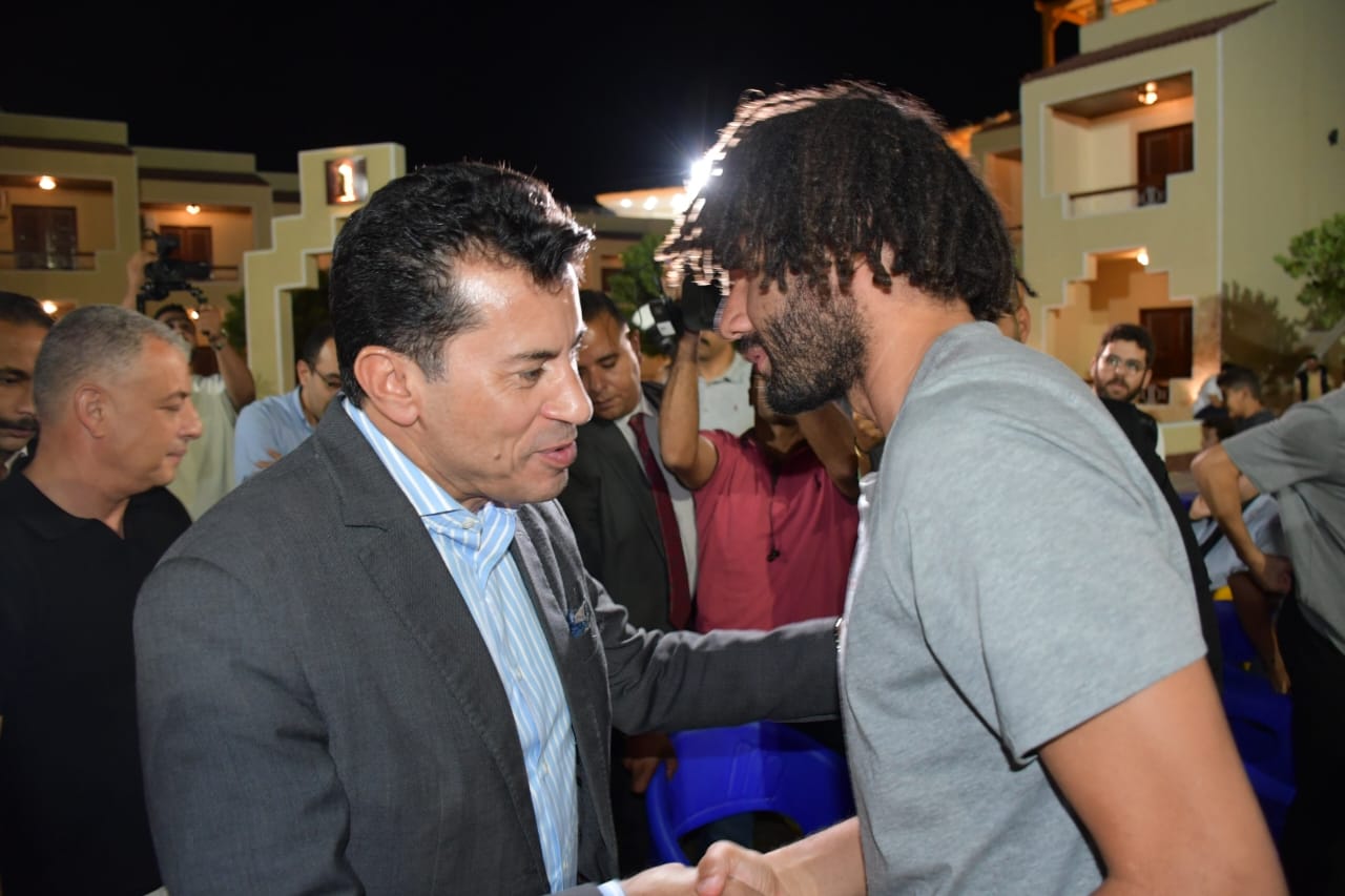 وزير الشباب والرياضة مع محمد الننى