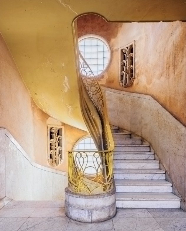 سلم لعمارة قديمة