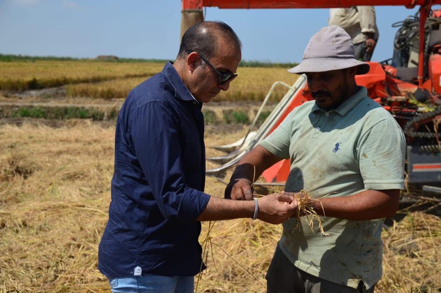 رئيس المدينة مع احد الفلاحين