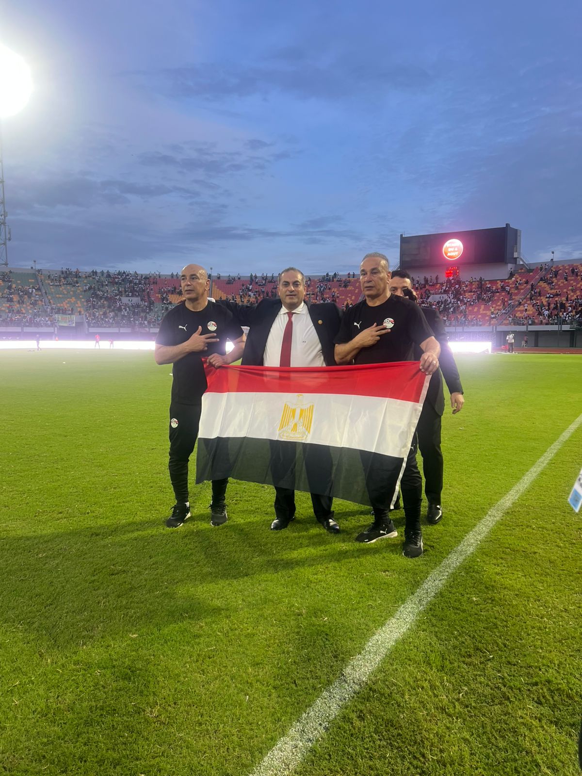 سفير مصر في بوركينا فاسو يهنئ المنتخب (4)