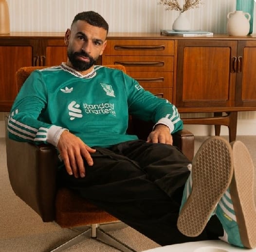 محمد صلاح يظهر بقميص ليفربول الثالث