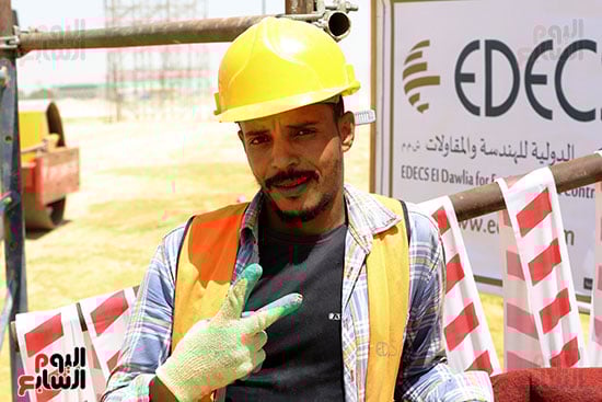 أحد العاملين بمشروع الميناء أحد العاملين بمشروع الميناء