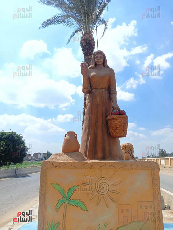 تمثال ملكة الفراولة (4)