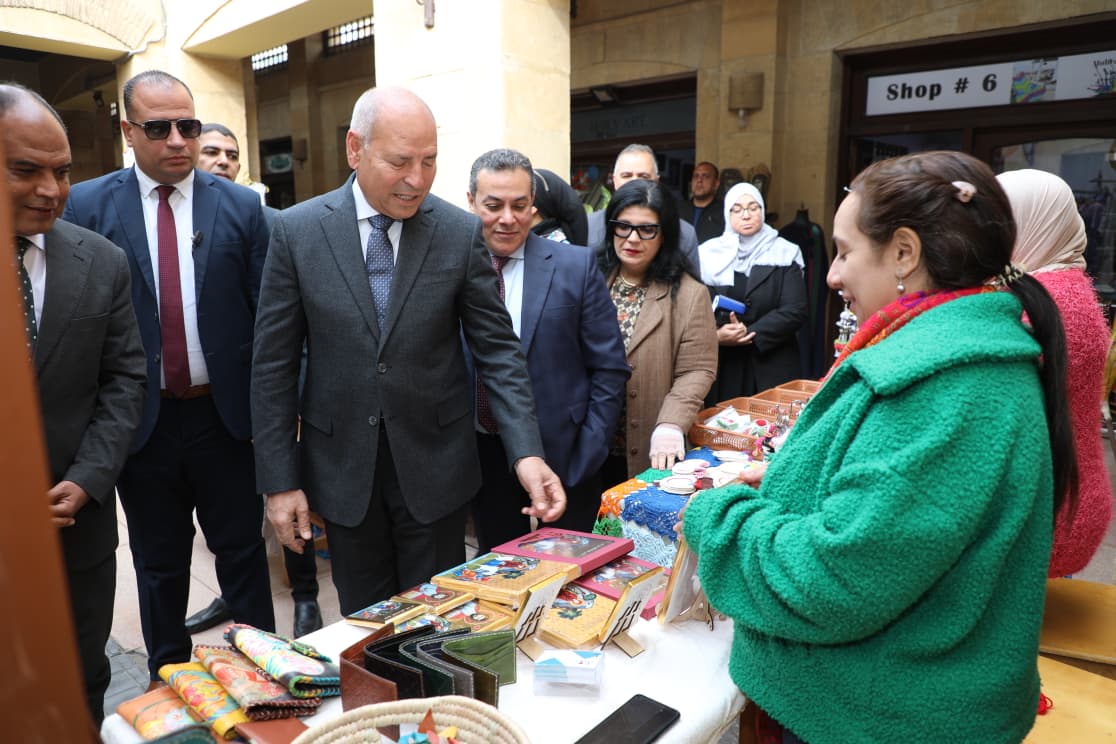 محافظ القاهرة يفتتح معرض الحرف التراثية (1)