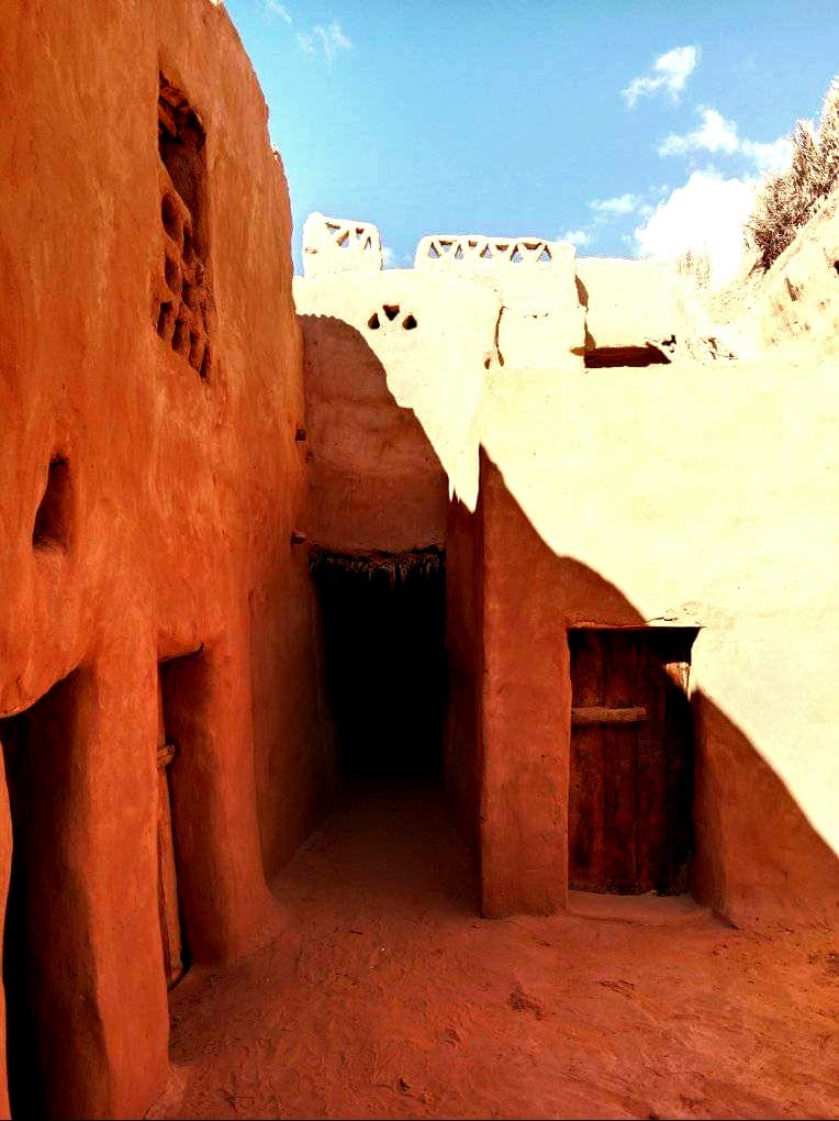 مبانى مدن القصر وبلاط الاثريتين عمرهما يزيد عن 6 قرون مبانى مدن القصر وبلاط الاثريتين عمرهما يزيد عن 6 قرون