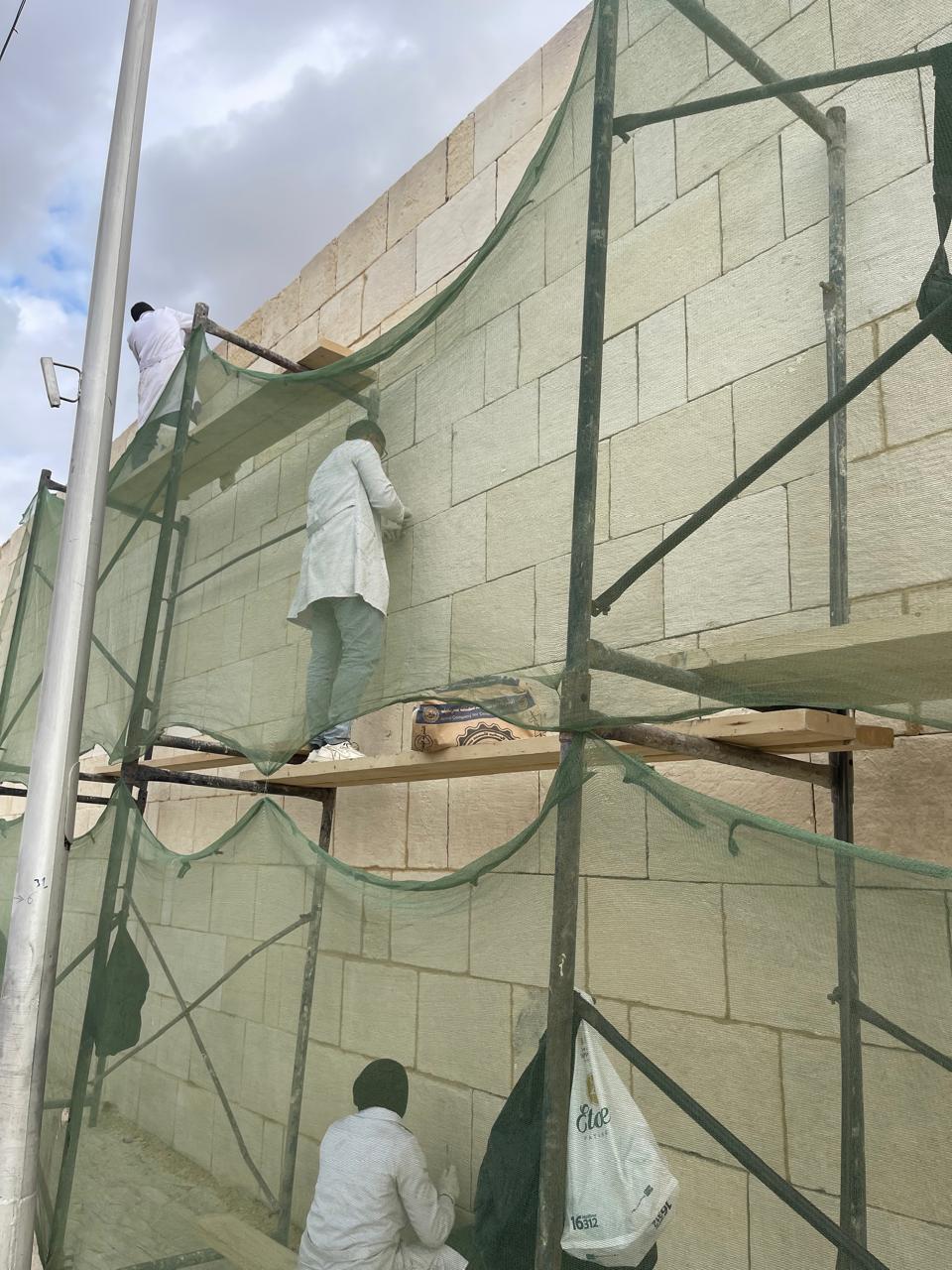 العمل بترميم سور مجرى العيون