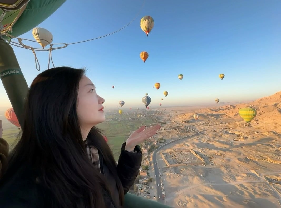 استمتاع السياح على متن رحلات البالون الطائر استمتاع السياح على متن رحلات البالون الطائر