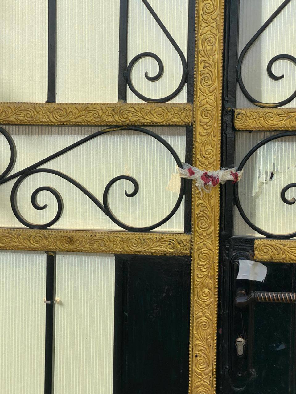 تشميع مصحة بالشمع الاحمر