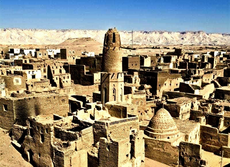 القصر وبلاط الاثريتين عمرهما يزيد عن 6 قرون القصر وبلاط الاثريتين عمرهما يزيد عن 6 قرون