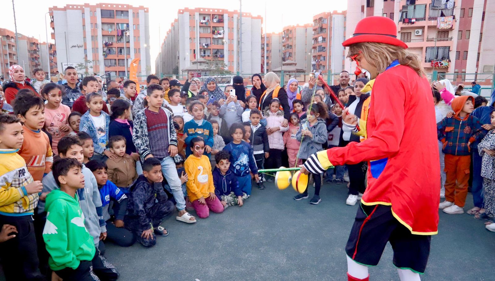 جانب من الاحتفال مع المتعافين واسرهم