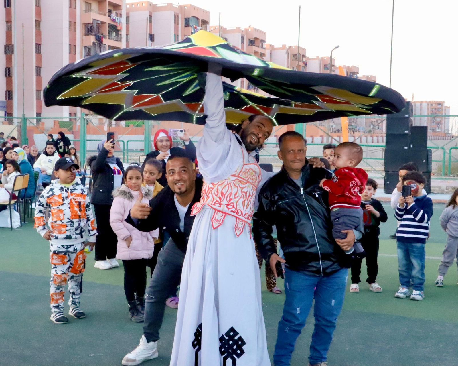 جانب من الاحتفال مع المتعافين وأسرهم