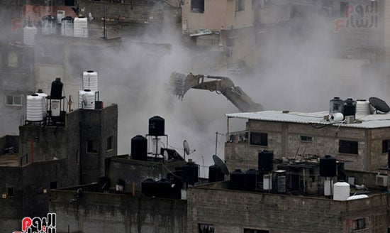 جرافات الاحتلال تقوم بهدم المبانى