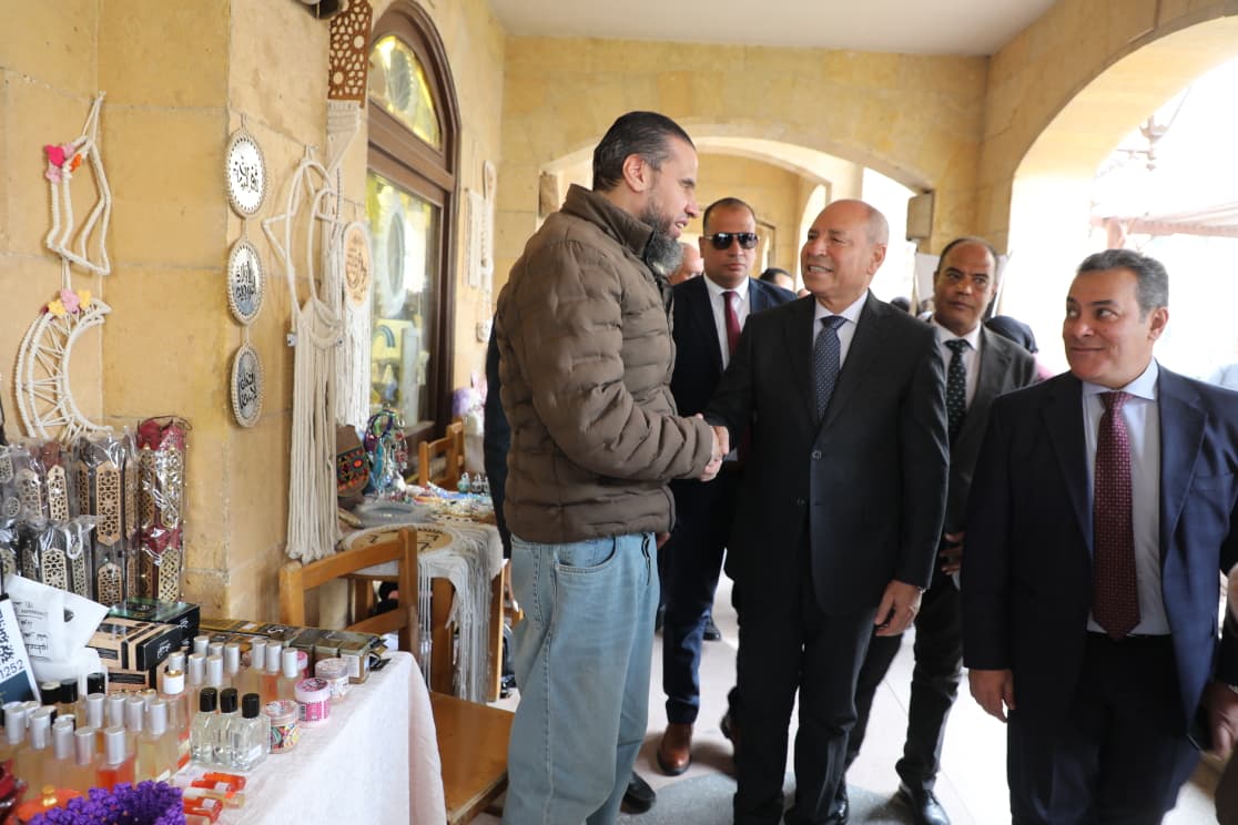 محافظ القاهرة يفتتح معرض الحرف التراثية (2)