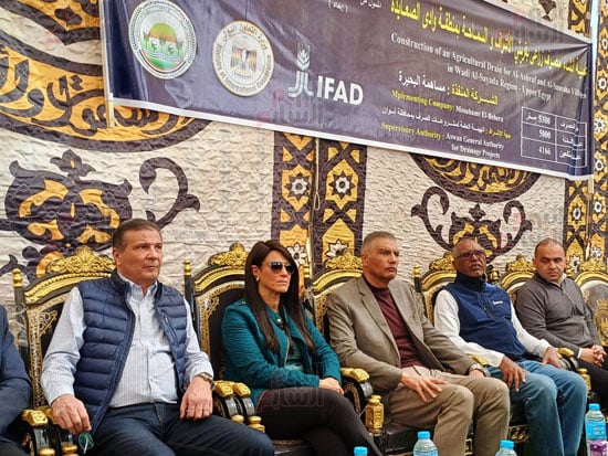 وزيرا-التخطيط-والزراعة-ومحافظ-أسوان-يتفقدان-مصرف-وادى-الصعايدة-(8)