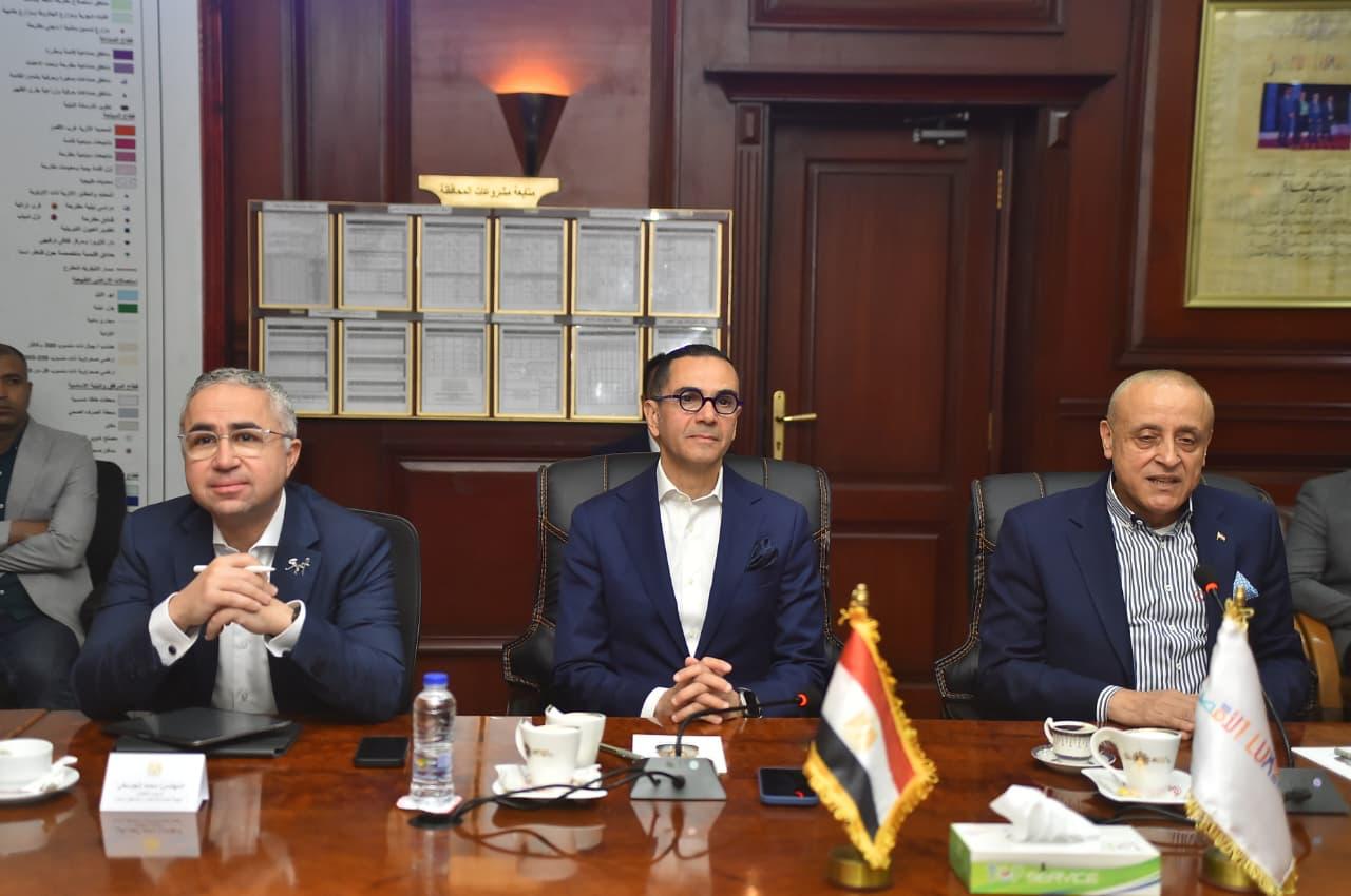 وزير الاستثمار والتجارة الخارجية يعقد لقاءً مع مستثمرى محافظة الأقصر  (5)