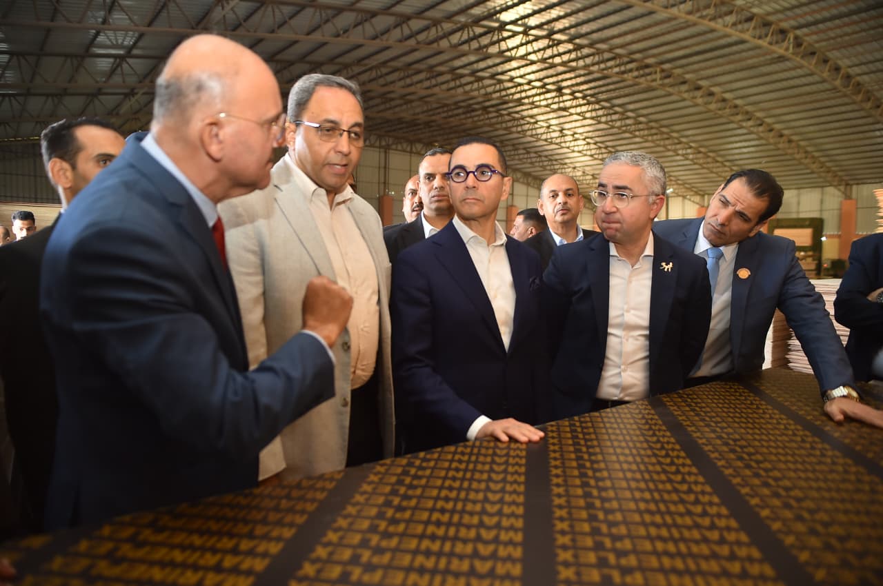 وزير الاستثمار والتجارة الخارجية ومحافظ قنا يتفقدان سير العمل (1)