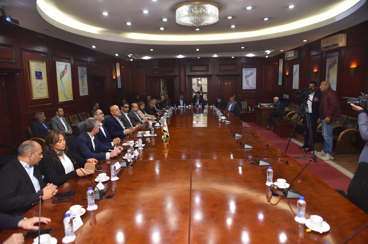 وزير الاستثمار والتجارة الخارجية يعقد لقاءً مع مستثمرى محافظة الأقصر  (2)