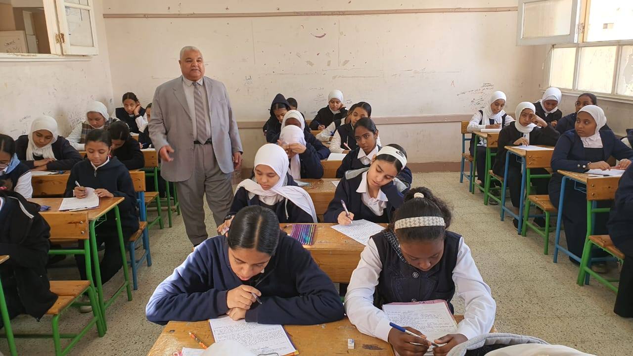 متابعة امتحانات الفصل الدراسي الأول فى مدارس الأقصر