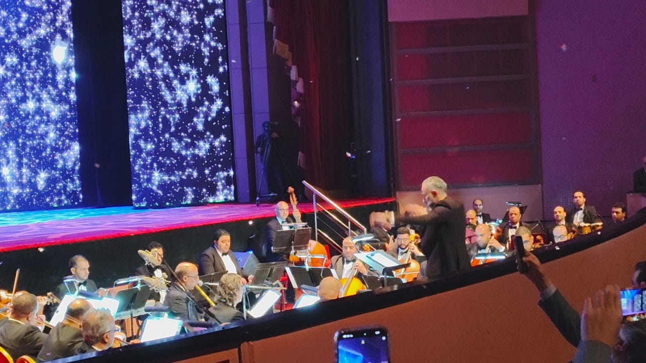 زغاريط وطبلة ومزمار بلدي وأغاني وطنية في افتتاح مهرجان المسرح العربي (8)