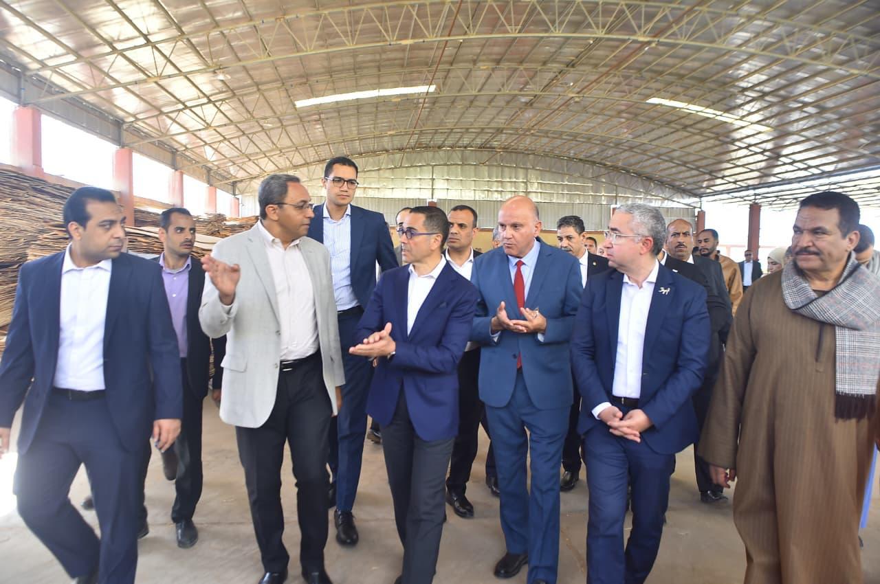وزير الاستثمار والتجارة الخارجية ومحافظ قنا يتفقدان سير العمل بالمنطقة الحرة (5)