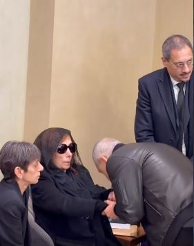 ايلي صعب يقبل يد فيروز