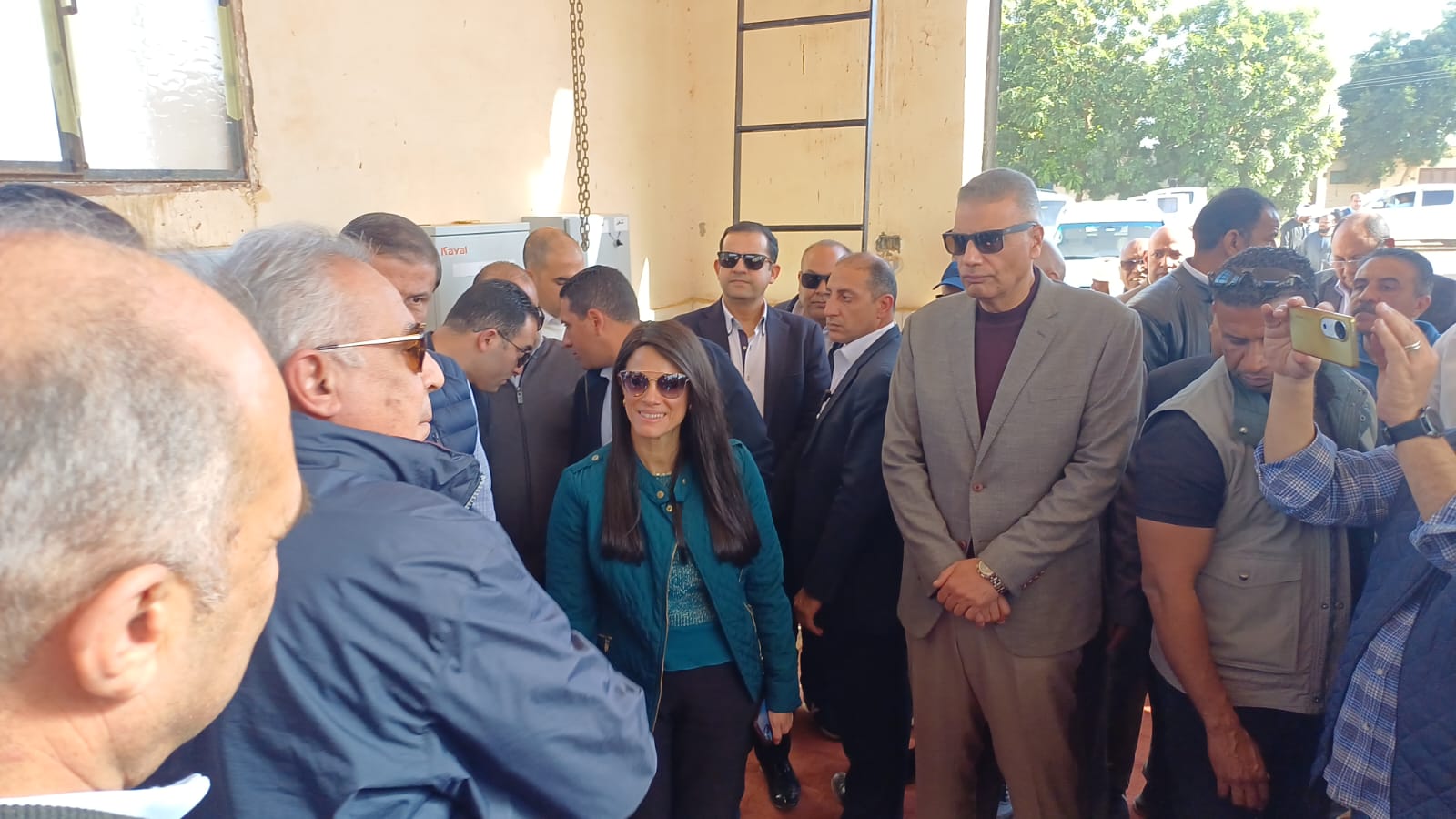 وزيرا التخطيط والزراعة ومحافظ أسوان يفتتحون محطات الرى  (2)