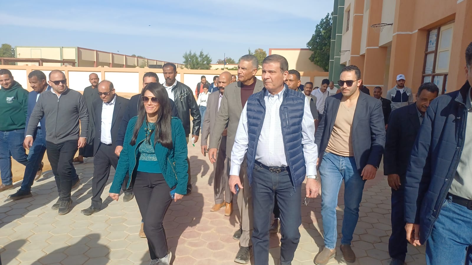 وزيرا التخطيط والزراعة ومحافظ أسوان يفتتحون محطات الرى  (1)