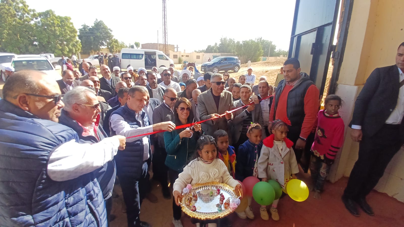 وزيرا التخطيط والزراعة ومحافظ أسوان يفتتحون محطات الرى  (1)