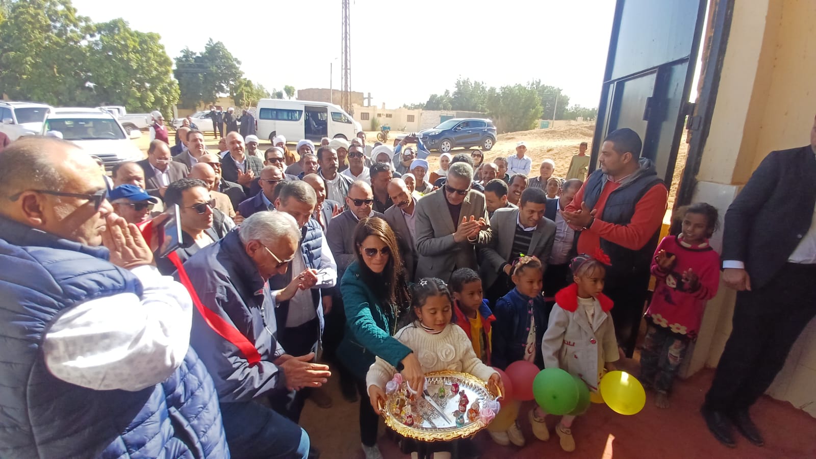 وزيرا التخطيط والزراعة ومحافظ أسوان يفتتحون محطات الرى  (7)