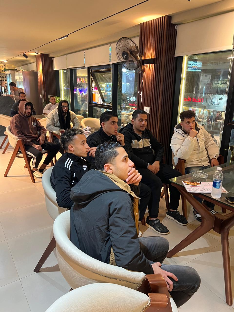 متابعة الشباب لمباراة المناهب وكوت ديفوار