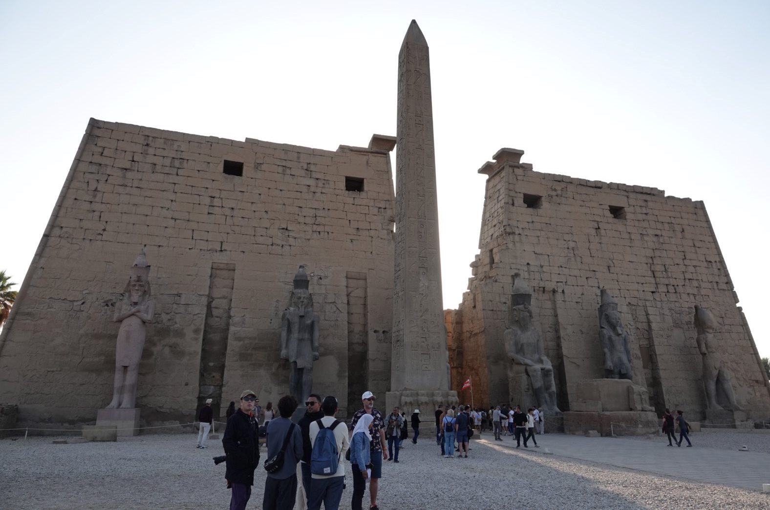 استمتاع السائحين فى قلب معبد الأقصر استمتاع السائحين فى قلب معبد الأقصر