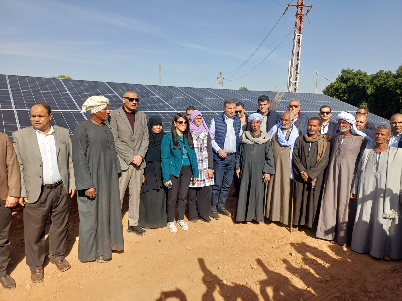 وزيرا التخطيط والزراعة ومحافظ أسوان يفتتحون محطات الرى  (8)