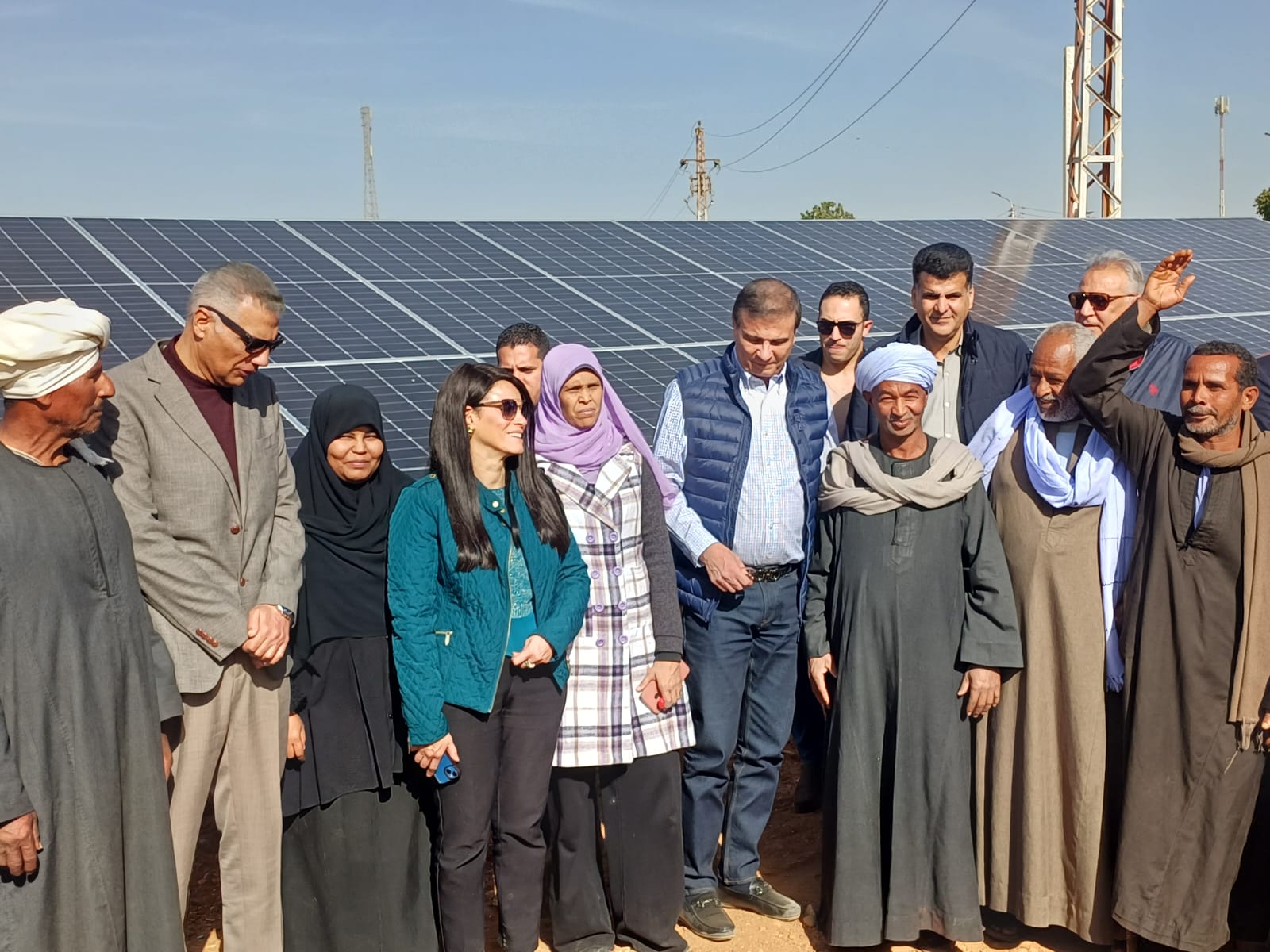 وزيرا التخطيط والزراعة ومحافظ أسوان يفتتحون محطات الرى  (4)