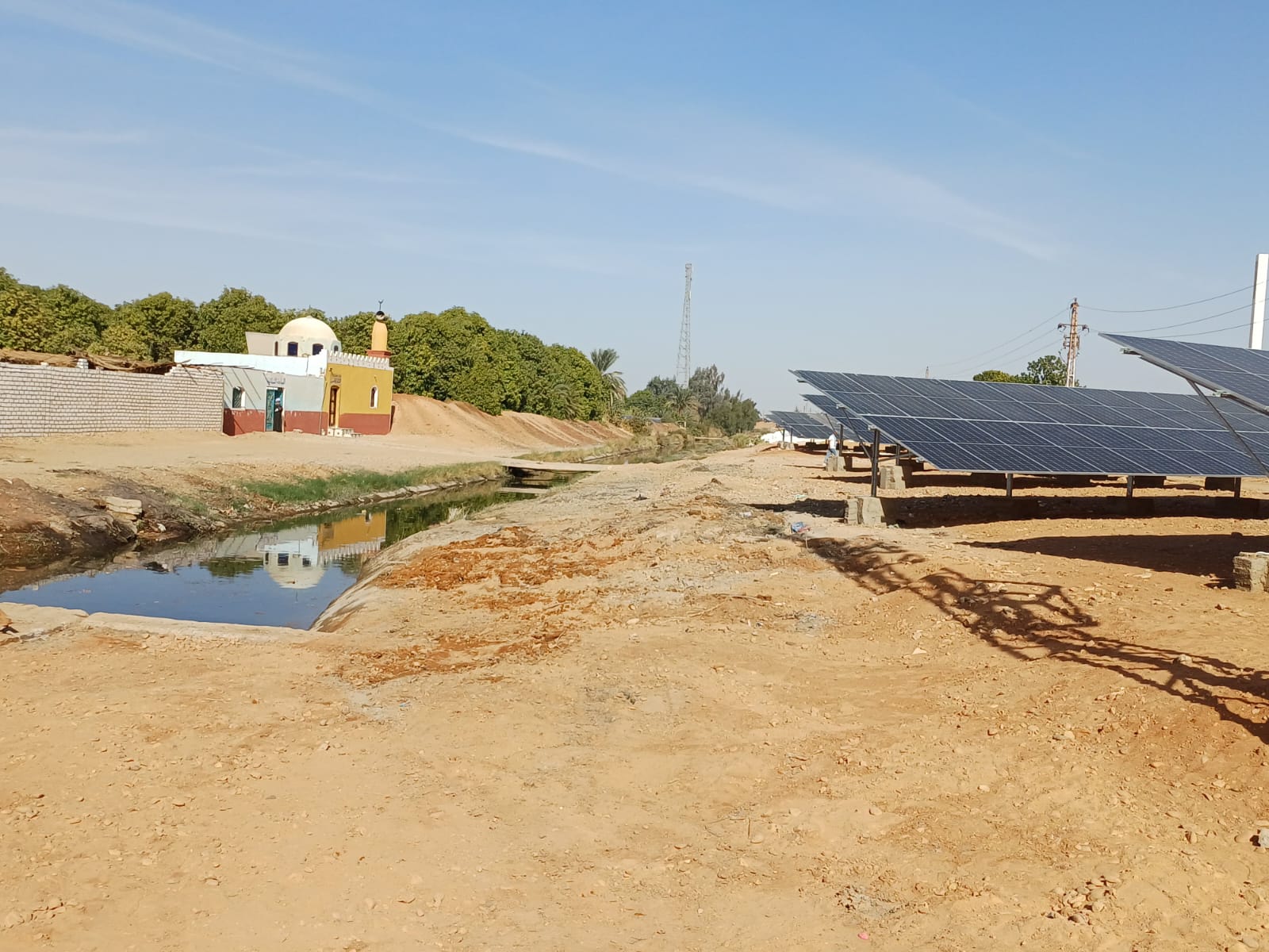 وزيرا التخطيط والزراعة ومحافظ أسوان يفتتحون محطات الرى  (6)