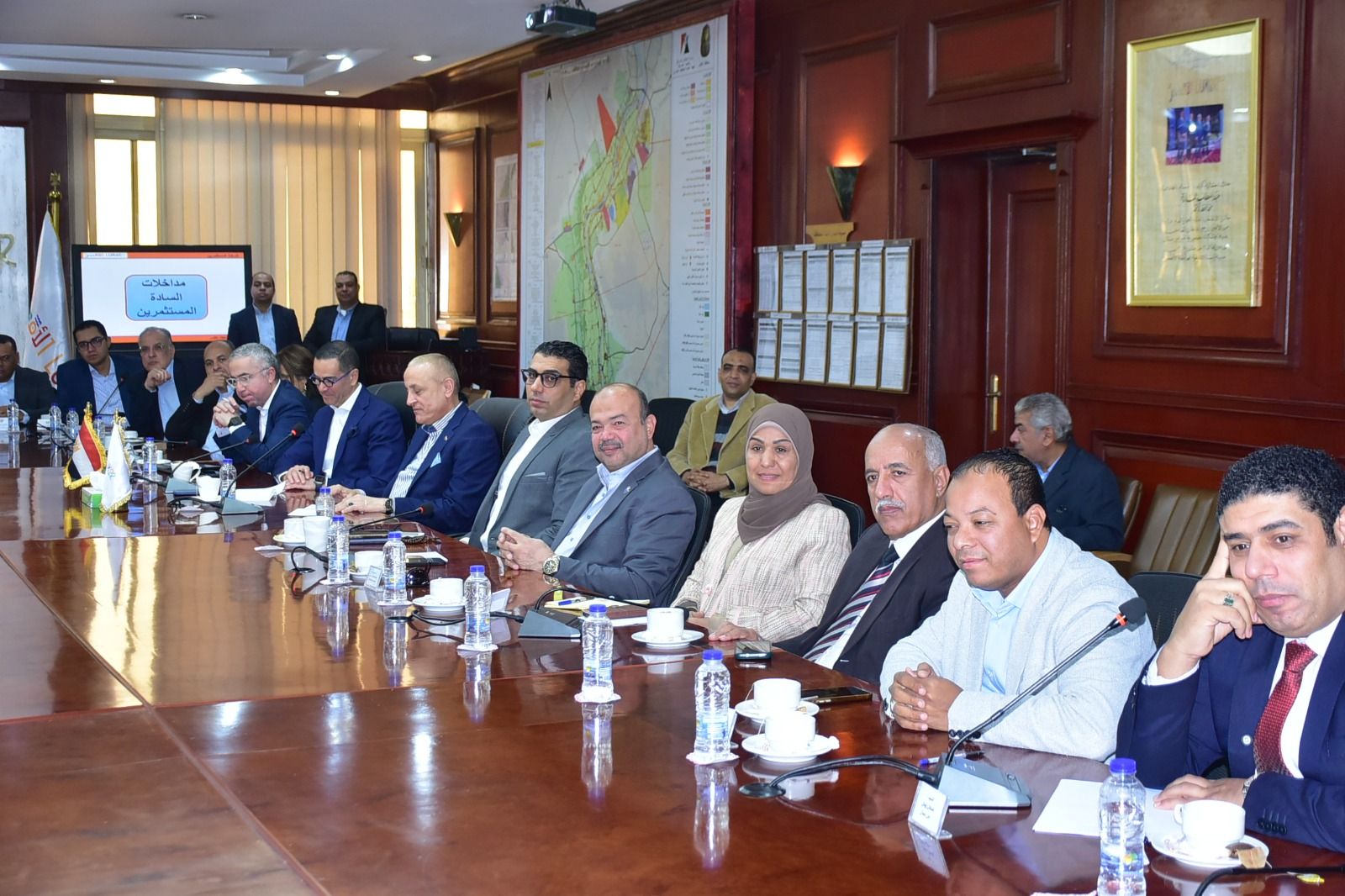 لقاء الوزير والمحافظ لبحث الفرص المستقبلية السياحية والزراعية والصناعية