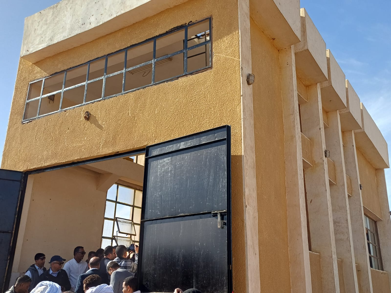 وزيرا التخطيط والزراعة ومحافظ أسوان يفتتحون محطات الرى  (3)